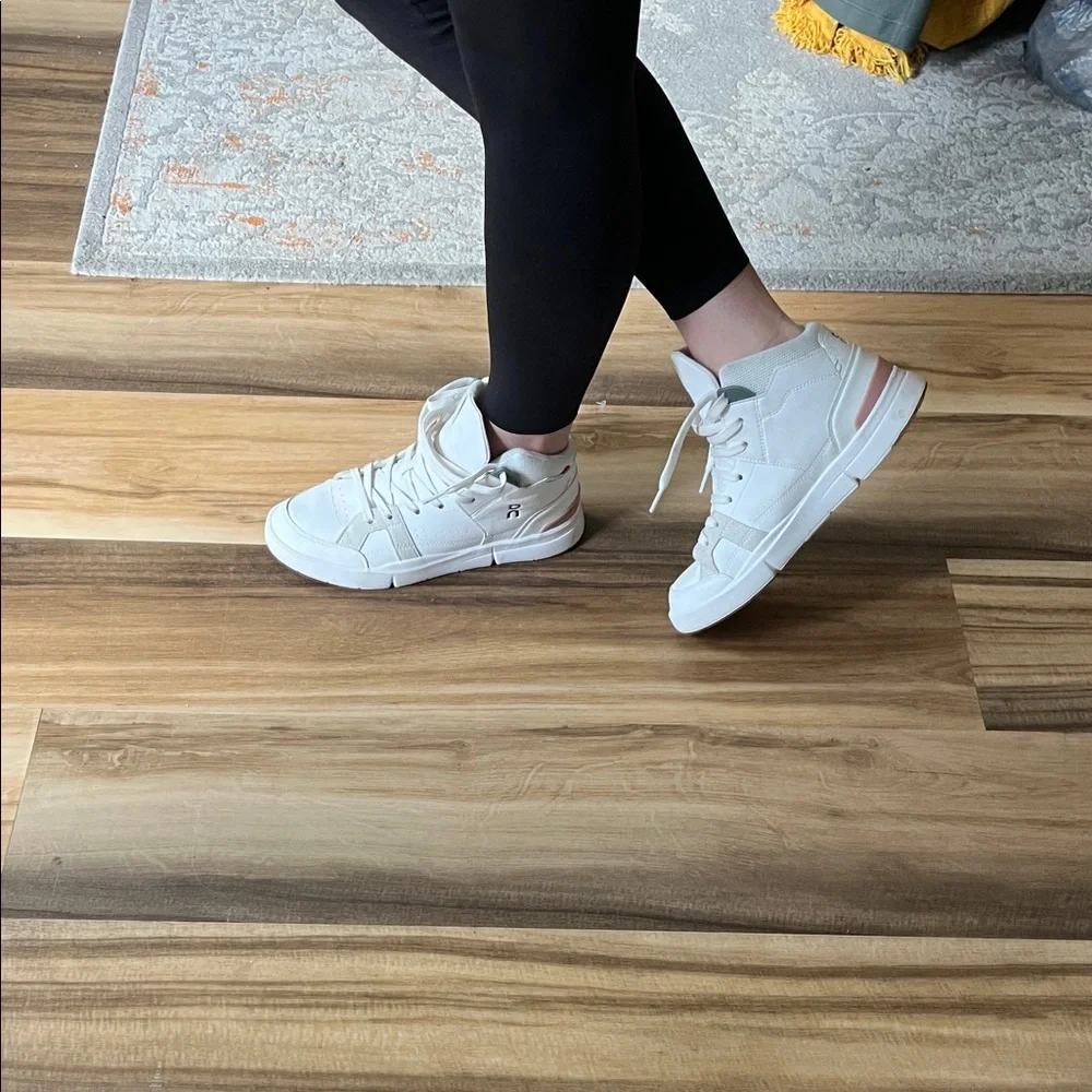 On‎ Cloud The Roger White High-Top Sneakers Women’s 8.5 EUC